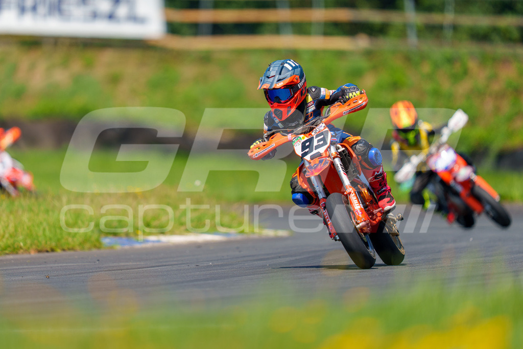 G-Cup + Supermoto Staatsmeisterschaft + Hungarian Supermoto Championship | GRIPcapture steht für authentische Sportfotografie in Österreich – für Momente, die mehr sind als Geschwindigkeit oder Ergebnis. Es geht um Emotion, Spannung, Fokus und den Augenblick, der oft nur einen Wimpernschlag dauert.Ob Motorsport, Teamsport oder 
