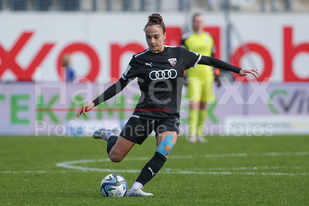 Fussball, 2. Frauen-Bundesliga, SV Meppen - FC Ingolstadt 04 | v.li.: Katharina Krist (FC Ingolstadt 04, 14) am Ball, Einzelbild, Ganzkörper, Aktion, Action, Spielszene, DIE DFB-RICHTLINIEN UNTERSAGEN JEGLICHE NUTZUNG VON FOTOS ALS SEQUENZBILDER UND/ODER VIDEOÄHNLICHE FOTOSTRECKEN. DFB REGULATIONS PROHIBIT ANY USE OF PHOTOGRAPHS AS IMAGE SEQUENCES AND/OR QUASI-VIDEO.
