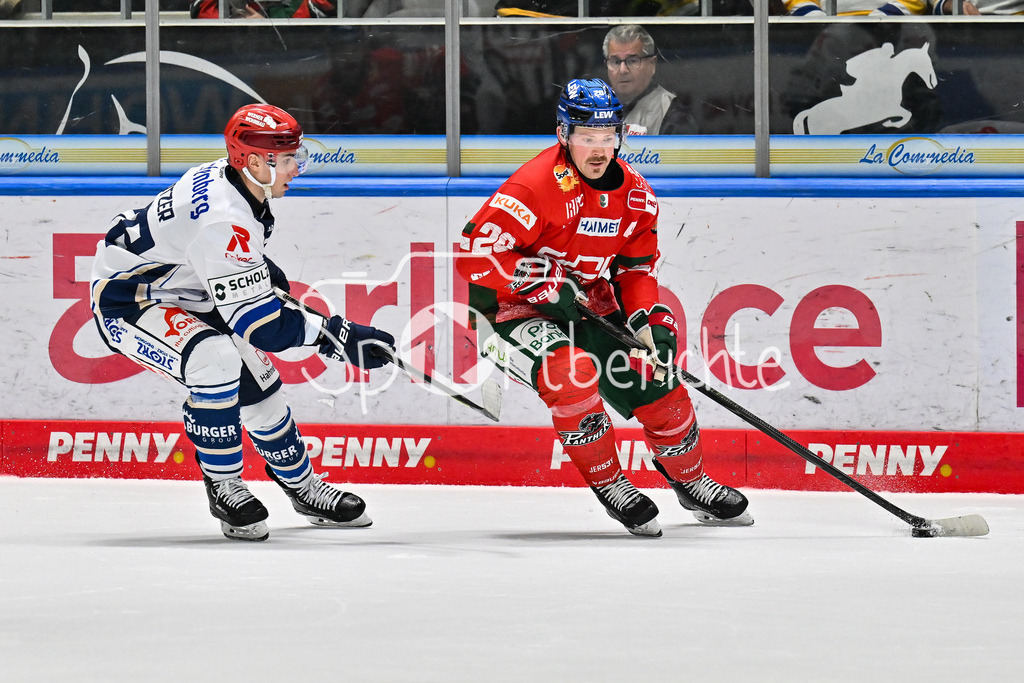 Augsburger Panther - Schwenninger Wild Wings | AuGSBURG, DEUTSCHLAND - 2. NOVEMBER: im Duell Kyle PLATZER (Schwenninger Wild Wings 88) und Cody KUNYK (Augsburger Panther 20) beim Ligaspiel zwischen den Augsburger Panthern und den Schwenninger Wild Wings am 17. Spieltag der Penny DEL im Curt Frenzel Stadion am 02.11.2025