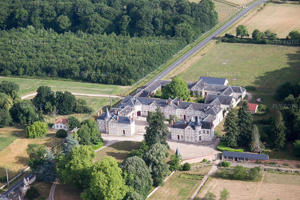 Luftbild: Château de Combreux in Combreux im Bundesland Loiret in Frankreich. Foto: IMG_082574.jpg vom 21.06.2015 durch Werner Riehm/FLY-FOTO.de