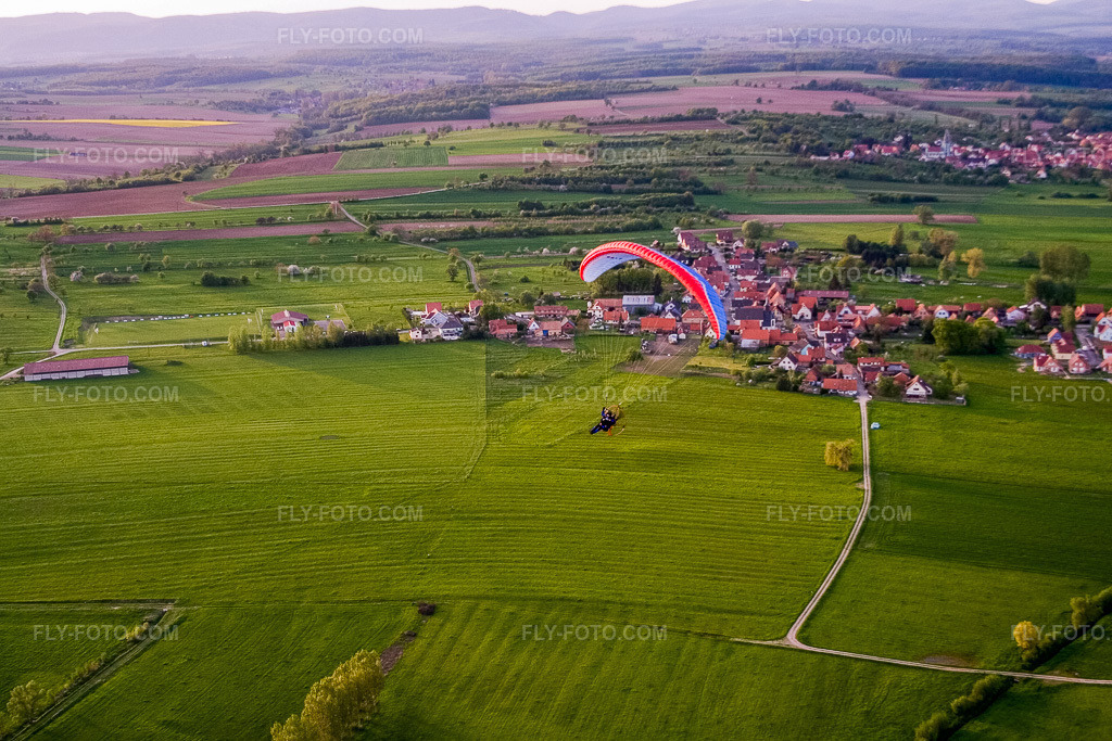 Aerial view: Paragliders over meadows at Eberbach in Laubach in the state Bas-Rhin, France. – Photo: IMG_10682.jpg taken on 05/04/2008 by Werner Riehm/FLY-FOTO.com – Resolution of the original: 3456 x 2304 px