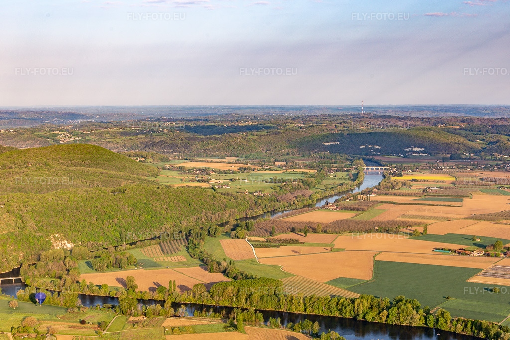 Vue aérienne: Vue de la ville à Saint-Vincent-de-Cosse dans le département Dordogne, France. Photo: IMG_113714.jpg prise le 20/04/2019 par Werner Riehm/FLY-FOTO.eu – Résolution de l'original: 5303 x 3535 px