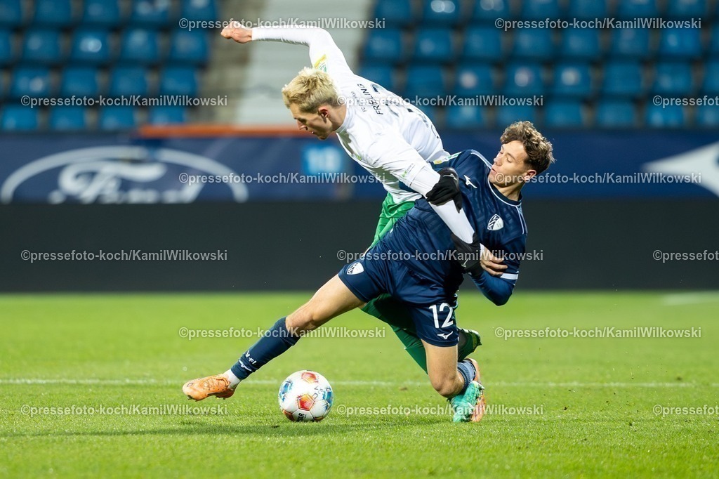 xKWIx23112501010 | 23.11.2025, xkwix, Fußball, Regionalliga West, VfL Bochum 1848 U21 - FC Gütersloh, Vonovia Ruhrstadion: Luis Frieling (FC Gütersloh #21) im Zweikampf gegen Niklas Jahn (VfL Bochum U21 #12)