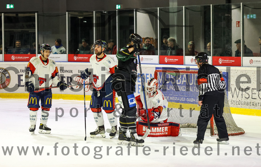 2023-02-19_102_TSV_Erding_gegen_VfE_Ulm-Neu-Ulm | Erding, Deutschland, 19.02.2023:
Eishockey, Bayernliga Meisterrunde Gruppe B 2022 / 2023, 5. Spieltag, TSV Erding gegen VfE Ulm/Neu-Ulm, Endergebnis: 

Tobias Cramer (Erding Gladiators, #63), Torwart David Heckenberger (VfE Ulm/Neu-Ulm e. V., #3)

Foto: Christian Riedel / fotografie-riedel.net