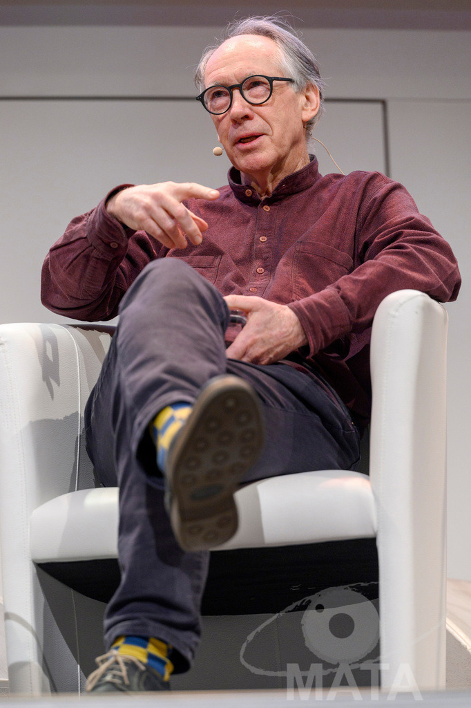 _DWA4856 | Ian McEwan bei der lit.Cologne 2023 Veranstaltung 'Ian McEwan. Ein Jahrhundertschriftsteller gibt Auskunft' in der Flora Köln.. Köln, 07.03.2023 - Realisiert mit Pictrs.com