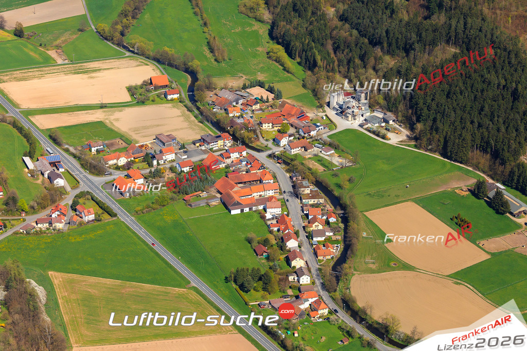 Die Luftaufnahme der Stadt Kronach wurde vom UL-Flugzeug heraus erstellt ( keine Drohne )- hohe Auflösung für beste Qualität