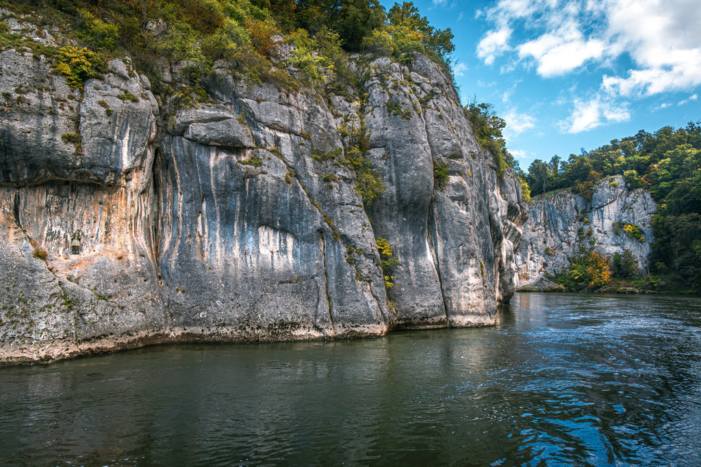 Die steilen Kalksteinwände in der Weltenburger Enge (Donaudurchbruch) bei Kelheim | Das Bild zeigt die Weltenburger Enge (auch Donaudurchbruch genannt) an der Donau in Bayern. Zwischen der Stadt Kelheim und dem Kloster Weltenburg. Die steilen Kalksteinwände ragen bis zu 80 Meter in die Höhe. - Realisiert mit Pictrs.com