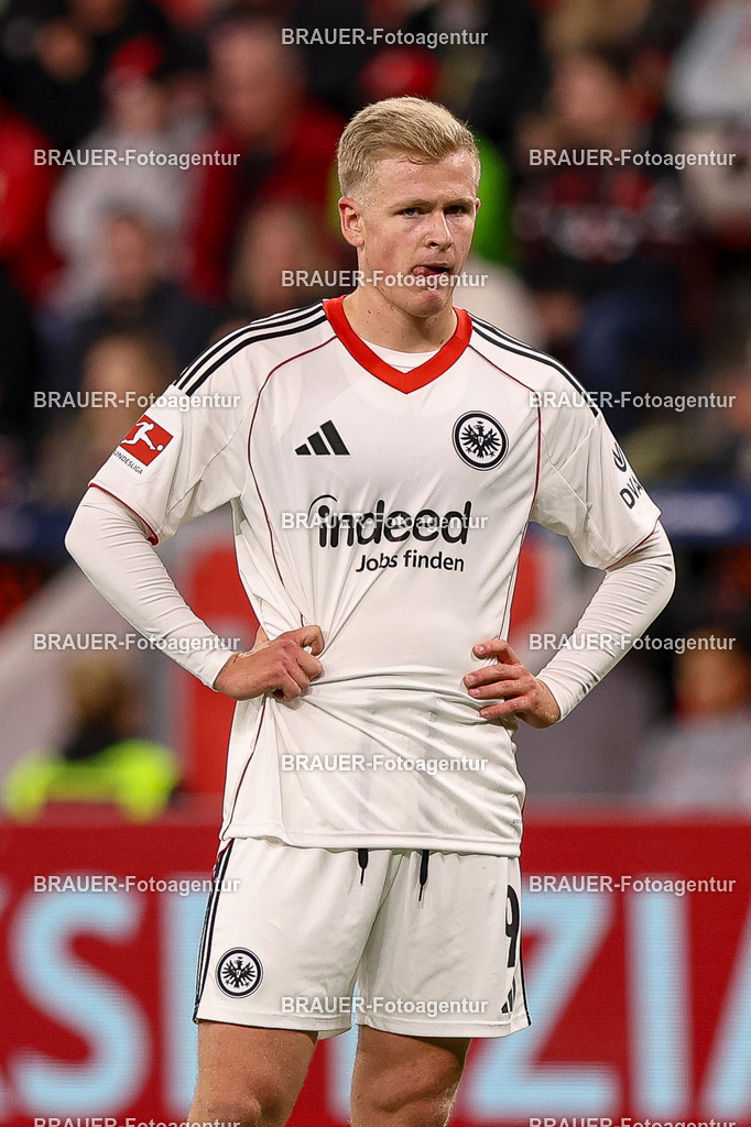 Bayer 04 Leverkusen vs Eintracht Frankfurt - Bundesliga  | Leverkusen, Deutschland, 12.09.25:   Fares Chaibi (Eintracht Frankfurt) schaut waehrend des Spiels der Bundesliga zwischen  Bayer 04 Leverkusen vs Eintracht Frankfurt in der BayArena(Foto von Brauer-Fotoagentur / Adrian Schlueter)