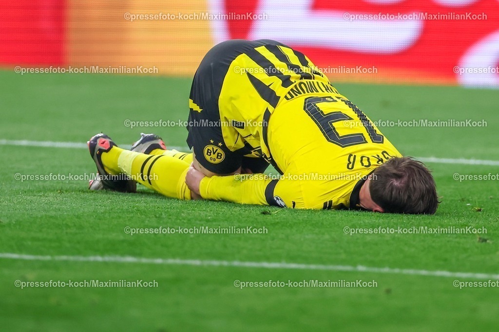 UCL1504251051 | 15.04.2025, Fußball, UEFA Champions League, Borussia Dortmund - FC Barcelona, BVB Stadion, Viertelfinale, Saison 2024 2025: Pascal Groß (BVB #13) liegt mit Schmerzen auf dem Boden im Strafraum - Elfmeter Regulations prohibit any use of photographs as image sequences and or quasi-video.
