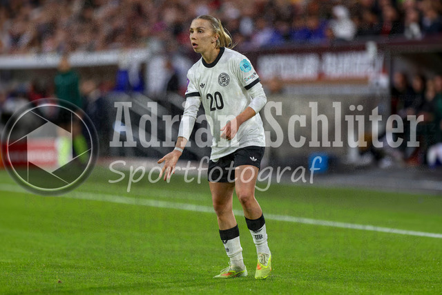 Deutschland vs Frankreich - Halbfinale - UEFA Women's Nations League | Düsseldorf, Deutschland, 24.10.25:   Elisa Senß ( Deutschland ) gestikuliert, Gestik waehrend des Halbfinals der UEFA Women's Nations League zwischen Deutschland vs Frankreich in der Merkur-Spiel-Arena(Foto von Brauer-Fotoagentur / Adrian Schlueter)
