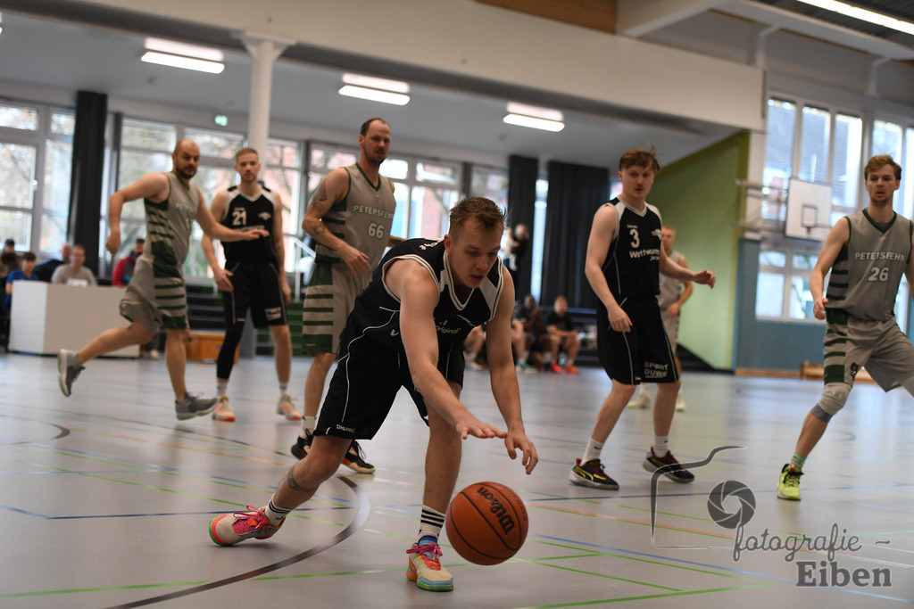 TuS Petersfehn-VfL Edewecht | Basketball Regionalliga; TuS Petersfehn (grau)-VfL Edewecht (schwarz) am 30.11.2025 in Petersfehn (Sporthalle Petersfehn), Photo: Philip Eiben 2025 - Realisiert mit Pictrs.com