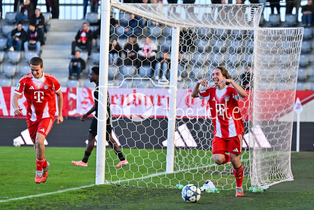 FC Bayern München U19 - Sporting Lissabon U19 | MUNICH, GERMANY - 09. DECEMBER: Jubel der Bayern nach dem Treffer zum 3-1 durch Bohdan OLYCHENKO (FC Bayern München U19 11) / Tor / Torschuetze / Freude / Happy während dem Match zwischen der U19 des FC Bayern München und der U19 von Sporting Lissabon am 6. Spieltag der UEFA Youth League Ligaphase am FC Bayern Campus