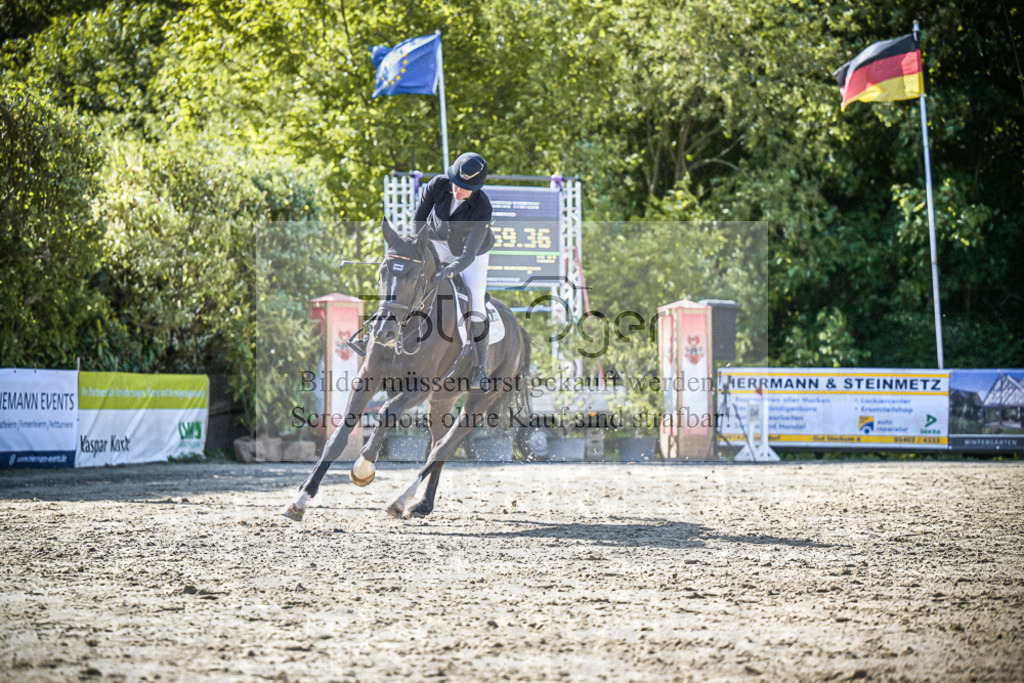 DOS_8859 | Entdecke hochwertige Reitturnierfotos von Foto Oger. Professionell, emotional und authentisch – jetzt Lieblingsmomente im Shop bestellen.Deutschlandweite Turnierfotografie. - Realisiert mit Pictrs.com