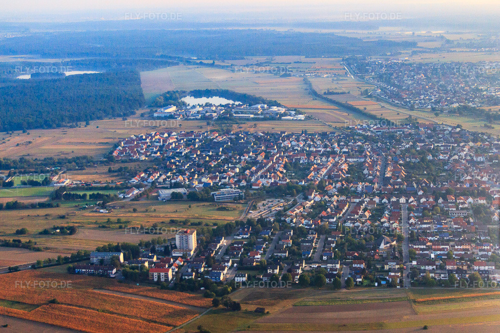 Luftbild: Ortsansicht von Süden im Ortsteil Spöck in Stutensee im Bundesland Baden-Württemberg in Deutschland. Foto: IMG_52778.jpg vom 05.09.2012 durch Werner Riehm/FLY-FOTO.deAuflösung des Originals: 3882 x 2588 px