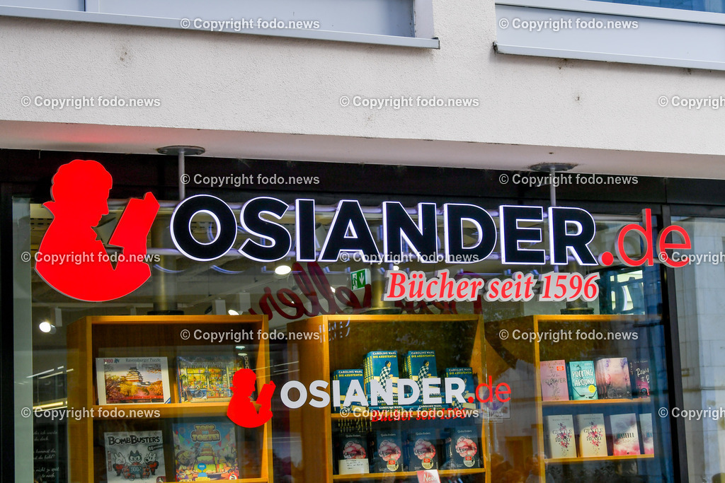 Deutschland_ Baden-Wuerttemberg_ Stuttgart_ 25.10.2025-25 | 25.10.2025, Deutschland, GER, Baden-Wuerttemberg, Stuttgart, im Bild Themenbild, Osiander, Buchhandlung, Buecher, Leuchtschrift, Ladenfront, rot, schwarz, Lesende Silhouette, Buecherregal, Buecherladen, Außenaufnahme, Werbung, Reklame, seit 1596, Stadtansichten, Feature, Symbolbild 