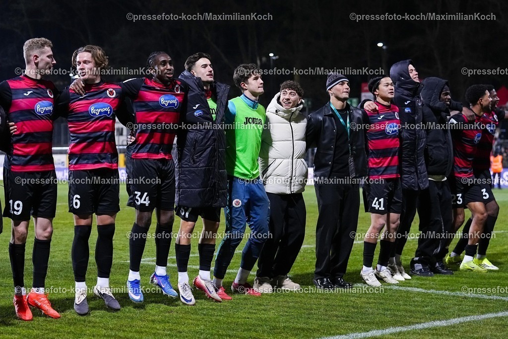 xYDRx23012601059 | 23.01.2026, xydrx, Fußball, 3.Liga, FC Viktoria Köln - 1.FC Saarbrücken, Saison 2025 2026, Sportpark Höhenberg: Meiko Sponsel (FC Viktoria Köln #19) Tobias Eisenhuth (FC Viktoria Köln #6) Frank Ronstadt (FC Viktoria Köln #34) Joel Vega Zambrano (FC Viktoria Köln #37) Soichiro Kozuki (FC Viktoria Köln #41) Benjamin Zank (FC Viktoria Köln #23) feiern den 2:0 Sieg    DFB regulations prohibit any use of photographs as image sequences and or quasi-video. Photo: xYannisxDreimannxPressefotoKochx