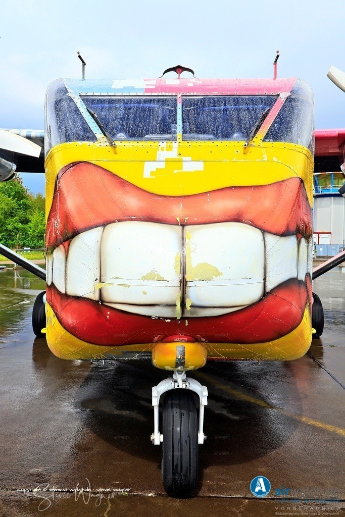 Flying Shoebox - Short S.C.7 Skyvan auf dem Flugplatz Husum-Schwesing | Ein weiterer wichtiger ziviler Einsatzbereich ist das Fallschirmspringen.  Aufgrund der hohen Kabine (ca. 2 Meter) und der Möglichkeit, mehrere Springer gleichzeitig abzusetzen, bleibt die Skyvan bei Fallschirmsprung-Clubs beliebt. Bekannt sind insbesondere die in Österreich beheimateten Pink Skyvan, die ganzjährig in Europa als Absetzflugzeuge im Einsatz sind. 