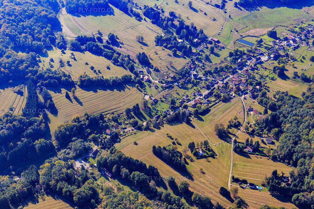 Aerial view: View of the town from the northwest in Niedersteinbach in the state Bas-Rhin, France. – Photo: IMG_095100.jpg taken on 10/16/2016 by Werner Riehm/FLY-FOTO.com – Resolution of the original: 5472 x 3648 px