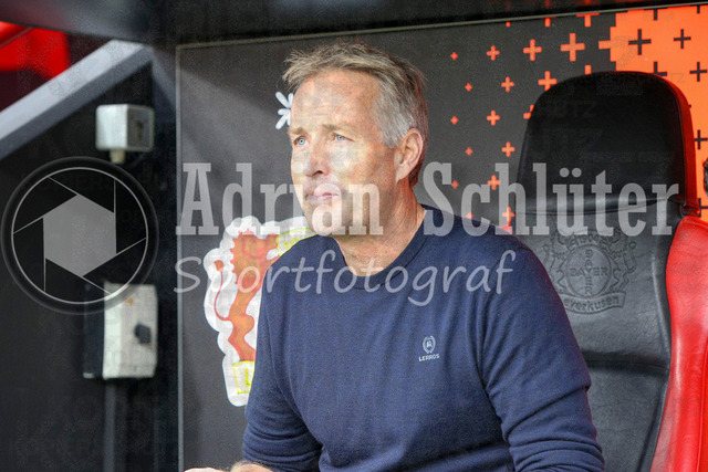 Bayer 04 Leverkusen vs Borussia Mönchengladbach - Bundesliga  | Leverkusen, Deutschland, 21.09.25:   Trainer Kasper Hjulmand (Bayer 04 Leverkusen) schaut waehrend des Spiels der Bundesliga zwischen  Bayer 04 Leverkusen vs Borussia Mönchengladbach in der BayArena(Foto von Brauer-Fotoagentur / Adrian Schlueter)