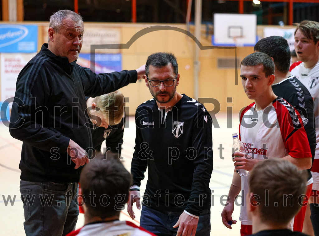 2023-01-21_062_SpVgg_Altenerding_gegen_SC_Eching | Erding, Deutschland, 21.01.2023:
Handball, Bezirksoberliga Männer 2022 / 2023, 12. Spieltag, SpVgg Altenerding gegen SC Eching, Endergebnis: 29:34

Trainer Peter Mesiarik (Spvgg Altenerding), Nadi Özdemir (Spvgg Altenerding), Joseph Wyhnalek (SpVgg Altenerding, #11)

Foto: Christian Riedel / fotografie-riedel.net