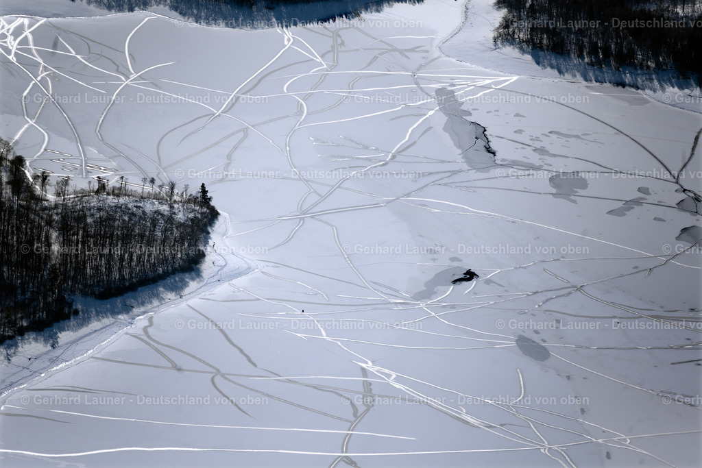4043718 | MöHNESEE 13.02.2021 Winterlich schneebedeckte Staubecken und Uferbereiche am zugefrorenen Stausee " Möhnsee " in Möhnesee im Sauerland im Bundesland Nordrhein-Westfalen, Deutschland. // Winter snow-covered reservoirs and shore areas at the frozen reservoir "Moehnsee" in Moehnesee in the Sauerland in the state of North Rhine-Westphalia, Germany. Foto: Gerhard Launer