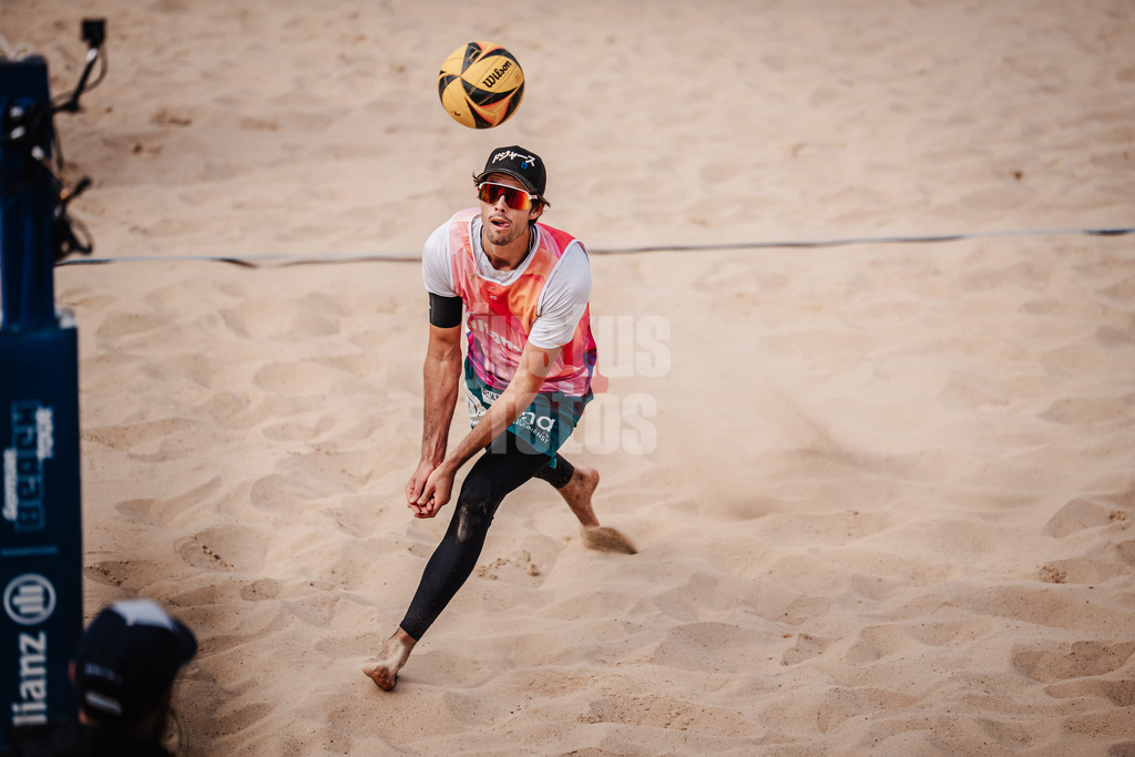 Beachvolleyball | Männer | Allianz German Beach Tour 2025 | Tourstop Berlin | 23.08.2025 | Niklas Held spielt den Ball