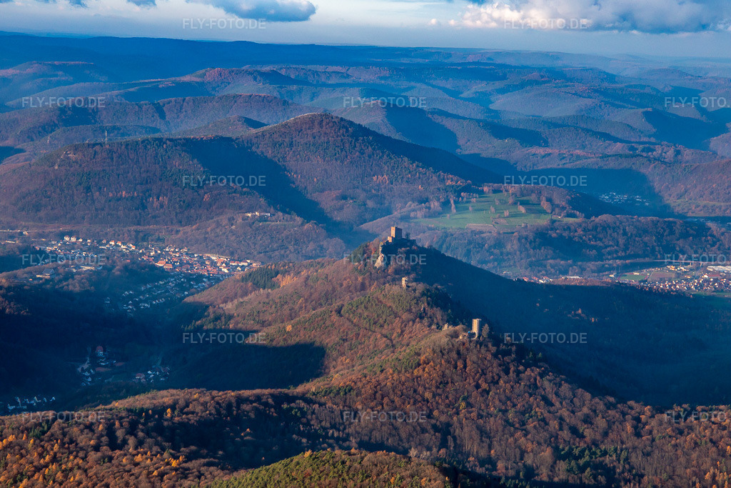 Luftbild: Die 3 Burgen: Münz, Anebos und Trifels von Südosten im Ortsteil Bindersbach in Annweiler im Bundesland Rheinland-Pfalz in Deutschland. Foto: IMG_135340.jpg vom 12.12.2022 durch Werner Riehm/FLY-FOTO.de