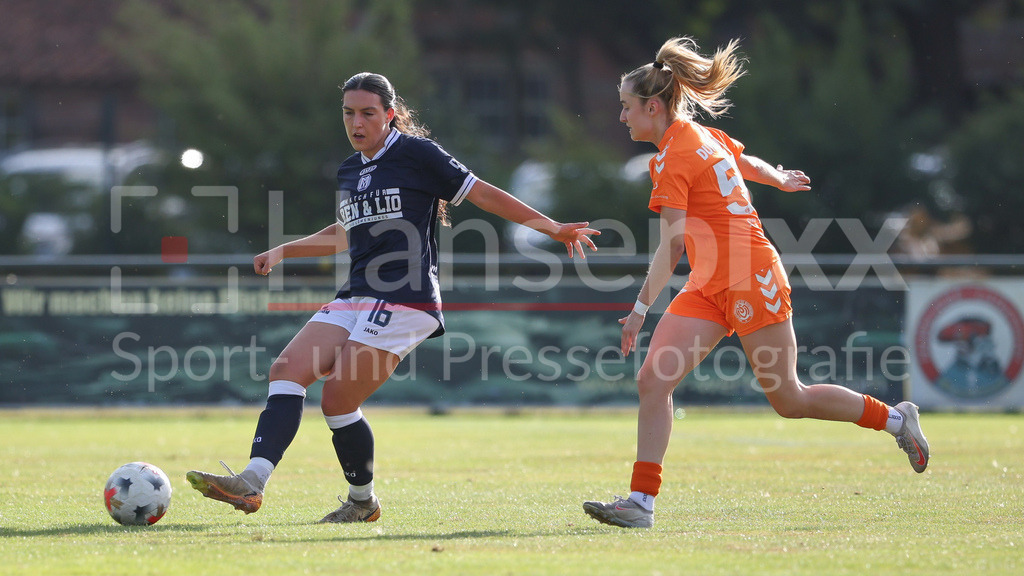 Fussball, Testspiel Frauen, SV Meppen - MSV Duisburg | v.li.: Rahel Lang (SV Meppen, 16) und Sabrina Grundmann (MSV Duisburg, 57) im Zweikampf, Duell, Dynamik, Aktion, Action, Spielszene
