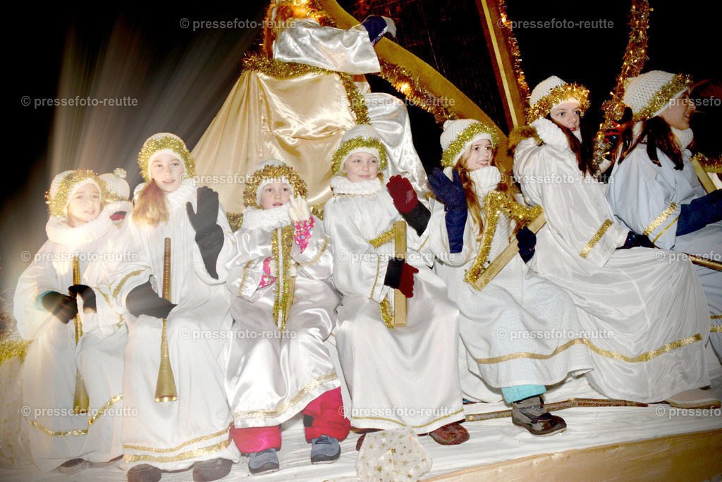 -news-2022-Dez05-Nikolo-Einzug-Lechaschau-WTV_6297 | Info aus dem Bezirk Reutte/Ausserfern Tirol sowie eine umfangreiche Bilddatenbank über die gesamte Region: Lechtal, Talkessel Reutte, Tannheimertal, Zwischentoren. Lech, Plansee, Zugspitze, Grenztunnel, B179, Fernpassstraße, Verkehr, Lawinen, Tradition, - Realisiert mit Pictrs.com