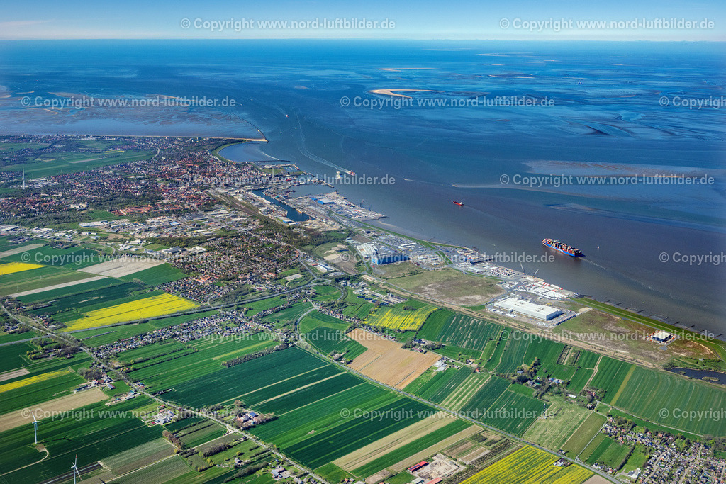 Cuxhaven_ELS_1383300423 | CUXHAVEN 30.04.2023 Stadtansicht des Nordens von Cuxhaven mit dem Hafen und der Elbmündung in die Nordsee im Bundesland Niedersachsen. // View of the North of Cuxhaven with its harbour and the mouth of the river Elbe into the North Sea in the state of Lower Saxony. Foto: Martin Elsen