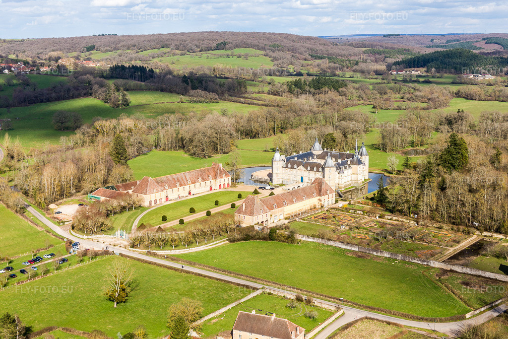 Vue aérienne: Château à douves Sully en Bourgogne à Sully dans le département Saône et Loire, France. Photo: IMG_105447.jpg prise le 01/04/2018 par Werner Riehm/FLY-FOTO.eu – Résolution de l'original: 5094 x 3396 px