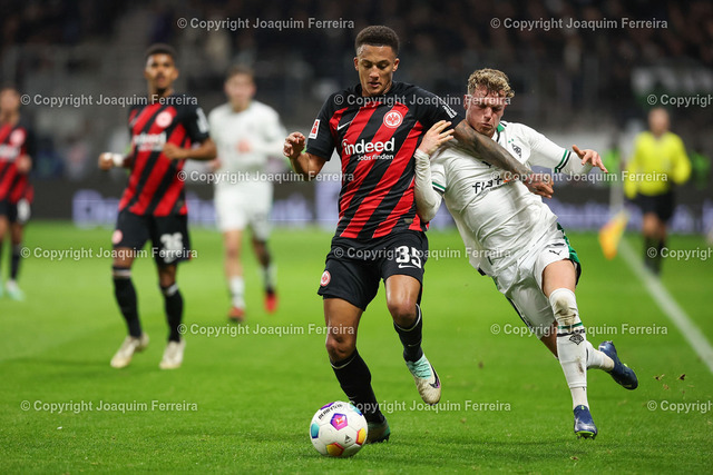 2023.12.20_sge_1673 | 20.12.2023 Fussball 1.Bundesliga 16.Spieltag Eintracht Frankfurt - Borussia Mönchengladbach v.l.,Tuta (Eintracht Frankfurt), Robin Hack (Borussia Moenchengladbach), Zweikampf, Action, Aktion, Battles for the Ball - Realisiert mit Pictrs.com