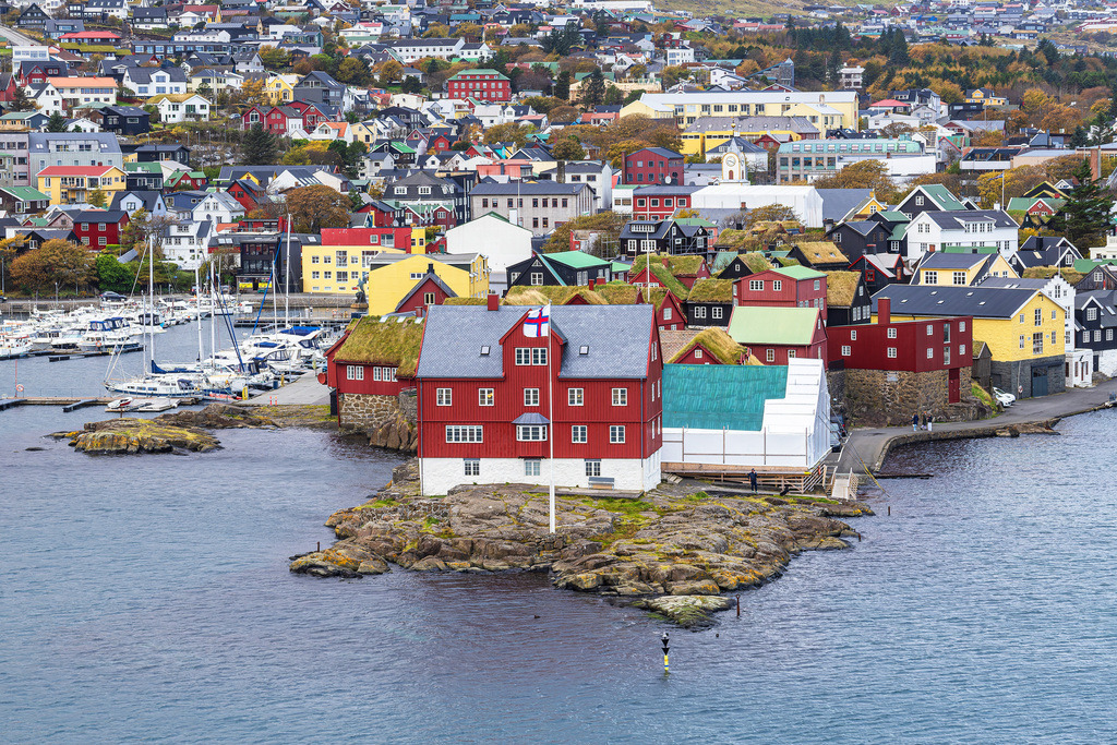 Blick auf die Stadt Tórshavn auf den Färöer Inseln | Blick auf die Stadt Tórshavn auf den Färöer Inseln.