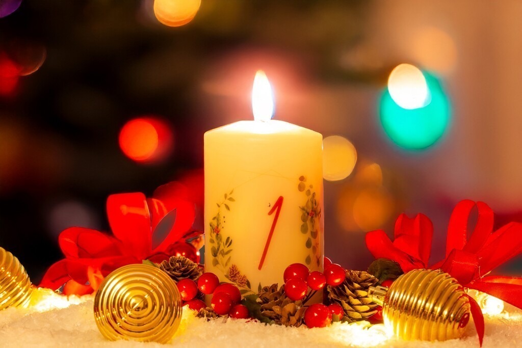 Adventsgrüße zum 1. Advent | Adventsgrüße zum 1. Advent: Adventskerze und weihnachtliche Dekoration in warmem Licht (digital nachbearbeitet) - Realisiert mit Pictrs.com