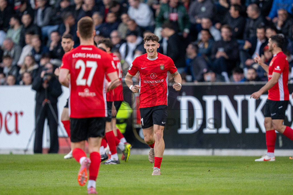 SG Sonnenhof Großaspach vs. SGV Freiberg, Fussball, Regionalliga Suedwest, 30. Spieltag, 22.04.2026 | Loris Maier (SG Sonnenhof Großaspach, #27) und Luca Molinari (SG Sonnenhof Großaspach, #21),SG Sonnenhof Großaspach vs. SGV Freiberg, Fussball, Regionalliga Suedwest, 30. Spieltag, 22.04.2026