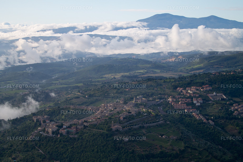 Aerial view: View of the town in Montalcino in the state Siena, Italy. – Photo: IMG_43690.jpg taken on 07/28/2011 by Werner Riehm/FLY-FOTO.com – Resolution of the original: 4272 x 2848 px