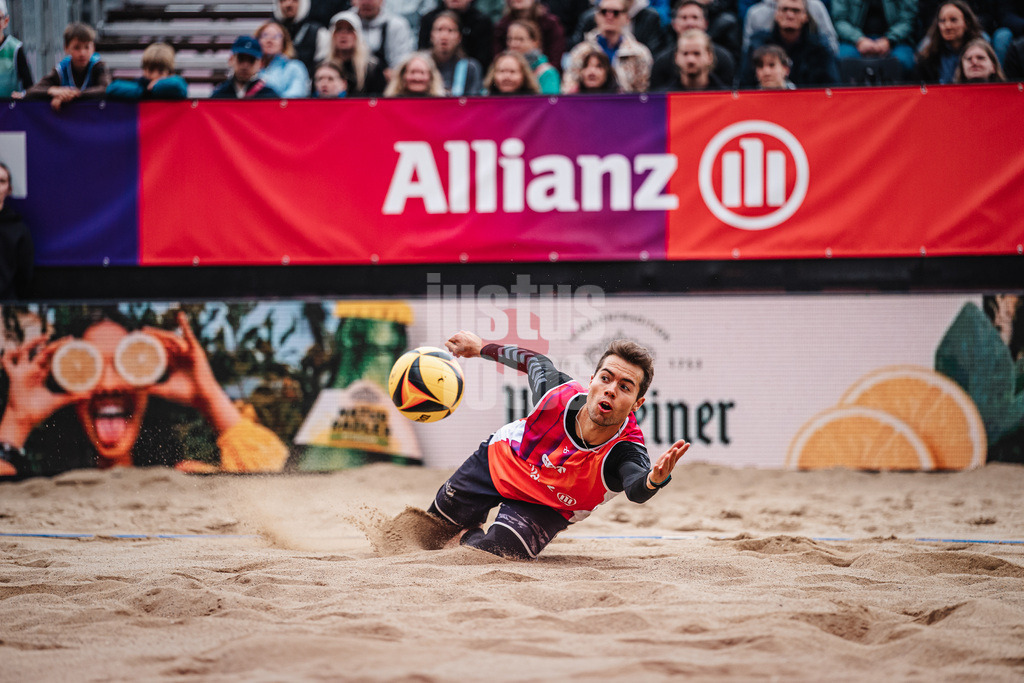 Beachvolleyball | Männer | Allianz German Beach Tour 2026 | Tourstop Düsseldorf | 17.05.2026 | Yannick Bibelriether bei der Abwehr
