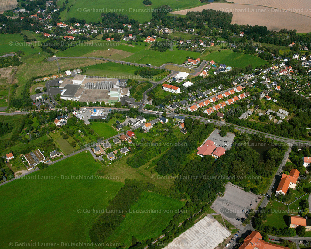 2538044 | FREIBERG 01.08.2005 Mischbebauung der Wohngebiets- und Gewerbeansiedlung im Bereich Schulweg im Ortsteil Lössnitz in Freiberg im Bundesland Sachsen, Deutschland. // Mixing of residential and commercial settlements in Bereich Schulweg in the district Loessnitz in Freiberg in the state Saxony, Germany. Foto: Gerhard Launer