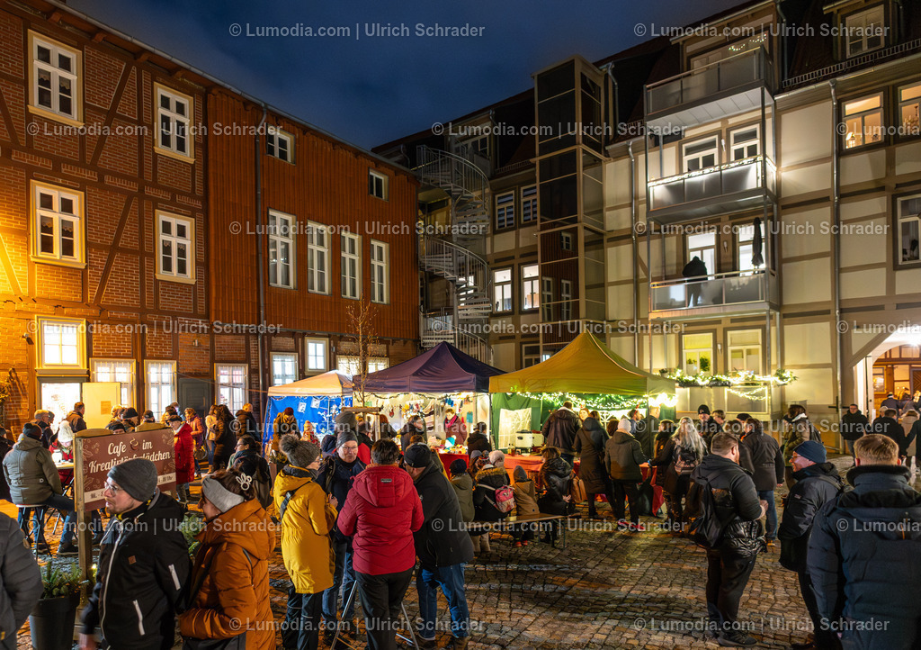 10049-13925 - Advent in den Höfen in Halberstadt | Stockfoto und Bilderpool mit Bildmaterial aus Deutschland, dem Harz, Halberstadt, Quedlinburg, Wernigerode und weltweit. Qualitativ hochwertige und professionelle Fotos anschauen und kaufen. - Realisiert mit Pictrs.com