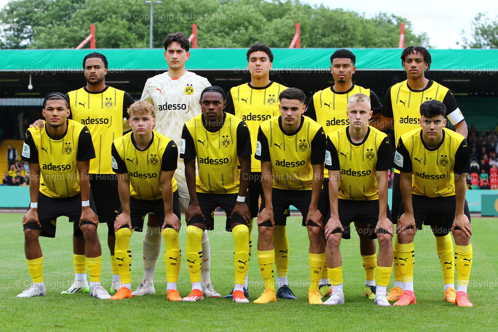 NH_BorussiaDortmundU19_TSG1899HoffenheimU19_U19Bundesliga_30052024 | Mannschaftsfoto von Borussia Dortmund U19.

Fußball I Junioren I A-Junioren Bundesliga I Saison 2023-2024 I Finale Deutsche Meisterschaft I Borussia Dortmund U19 - TSG 1899 Hoffenheim U19 I 30.05.2024 I Stadion Niederrhein