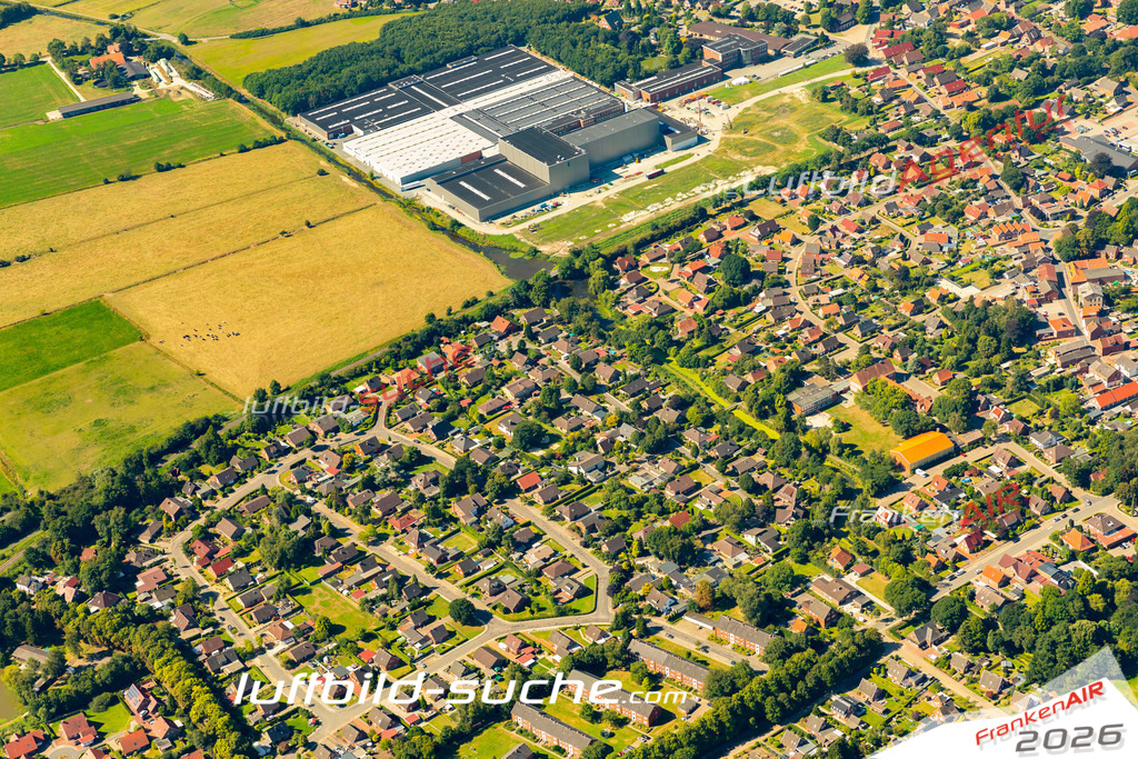 Aktuelles Luftbild von  Weener - Die Luftaufnahme wurde 2022 mittels UL-Flugzeug erstellt ( keine Drohne ) - hochauflösende Kamera-Systeme von  Canon -Beste Qualität - Für grossformatige Ausdrucke geeignet. Die Geschenkidee !