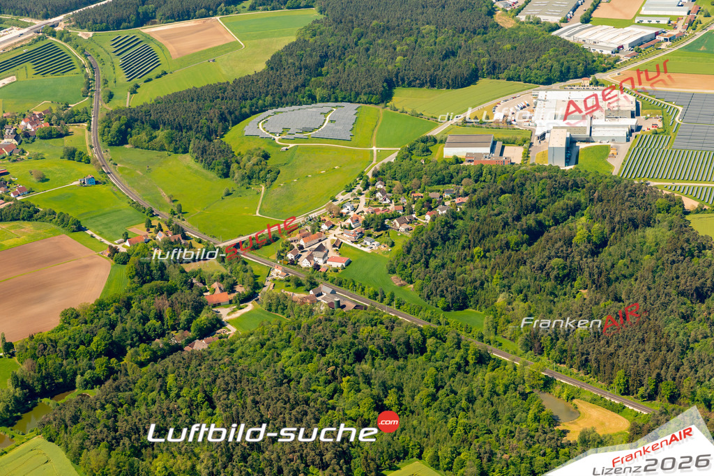 Das Luftbild zeigt : Wolfartswinden Ansbach - Die Luftaufnahme wurde 2024 vom UL-Flugzeug aus erstellt ( keine Drohne ) - Hochauflösende Luftaufnahme - Für grossformatige Ausdrucke geeignet. Die Geschenkidee !Mit Lizenz und Bildrechte bestellbar