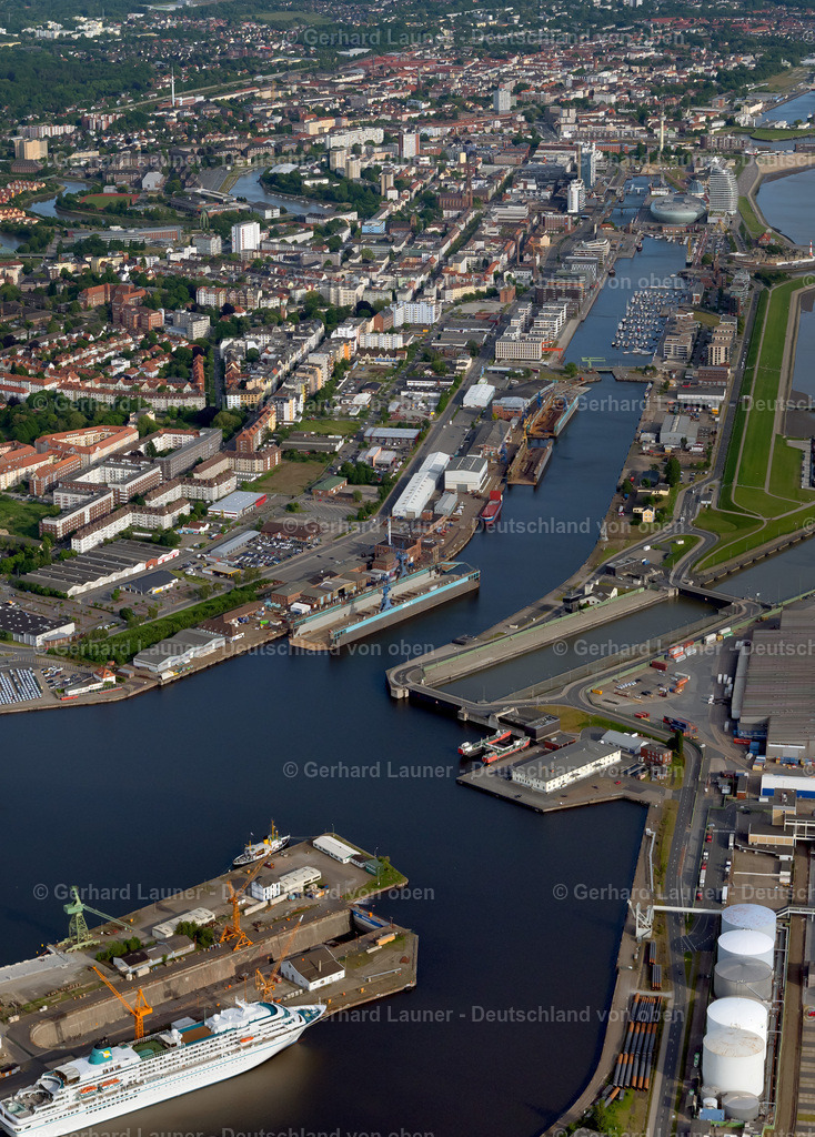 9102019 | BREMERHAVEN 01.06.2020 Hafenanlagen am Ufer des Fluß- Verlaufes der Weser in Bremerhaven im Bundesland Bremen. // Port facilities on the banks of the river course of the Weser in Bremerhaven in the state Bremen. Foto: Gerhard Launer