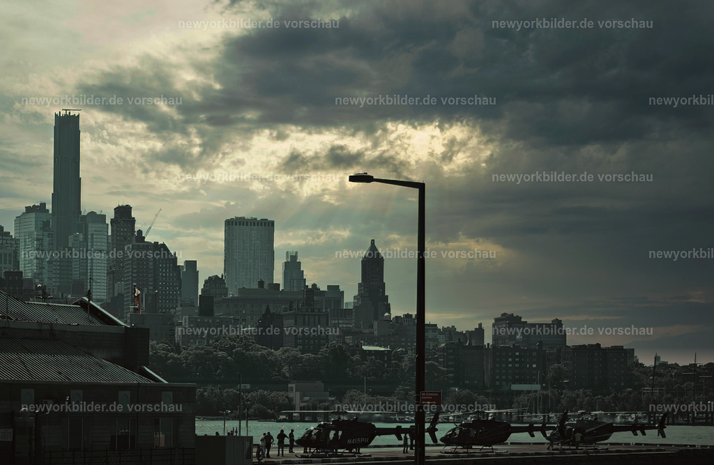 Hubschrauberplattform am Pier in Downtown Manhattan mit Blick auf Brooklyn | Ein faszinierender Blick von der Hubschrauberplattform am Pier in Downtown Manhattan: Drei Helikopter starten und landen für Rundflüge, während sich dahinter die Aussicht auf Brooklyn und den East River öffnet. Ein Ort voller Dynamik und urbaner Magie