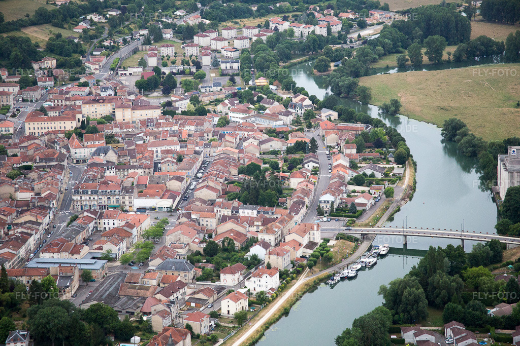 Luftbild: Fluß- Uferbereichen der Meuse in Saint-Mihiel im Bundesland Meuse in Frankreich. Foto: IMG_083381.jpg vom 12.07.2015 durch Werner Riehm/FLY-FOTO.de