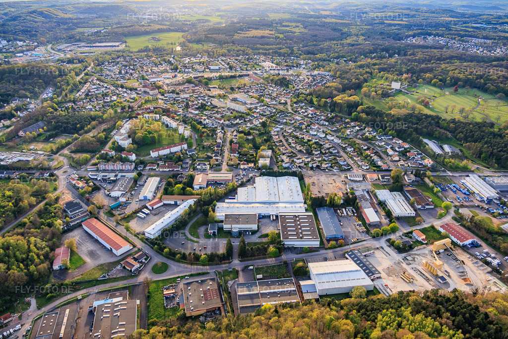 Luftbild: stadtansicht aus Osten mit DODO SAMM und Betonwerk ANGERMULLER Béton Prêt à l'Emploi im Ortsteil Zone Industrielle-Hollerloch-Gro in Saint-Avold im Bundesland Moselle in Frankreich.Foto: IMG_154708.jpg vom 17.04.2026 durch Werner Riehm/FLY-FOTO.deAuflösung des Originals: 6000 x 4000 pxAngermuller - Béton prêt à l'emploi - Distribution de fioul - Matériaux de construction - Sarreguemines