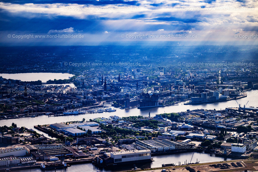 Hamburg_Panorama_Dunst_ELS_0936240525 | HAMBURG 24.05.2025 Stadtansicht am Ufer des Flußverlaufes der Elbe mit dem Gebäude des Konzerthauses " Elbphilharmonie " am Platz der Deutschen Einheit im Ortsteil Hafencity in Hamburg, Deutschland. Weiterführende Informationen bei: Drees & Sommer SE,  Herzog & de Meuron,  Höhler+Partner Architekten und Beratende Ingenieure PartGmbB,  IBB GmbH - Ingenieurbüro für Brandschutz von Bauarten,  Ingenieurbüro Dr. Siebert Büro für Bauwesen,  Quantum Immobilien AG,  ReGe Hamburg Projekt-Realisierungsgesellschaft mbH. // City view on the banks of the river Elbe with the building of the concert hall "Elbphilharmonie" at the Platz der Deutschen Einheit in the Hafencity district of Hamburg, Germany. Further information at: Drees & Sommer SE,  Herzog & de Meuron,  Hoehler+Partner Architekten und Beratende Ingenieure PartGmbB,  IBB GmbH - Ingenieurbuero fuer Brandschutz von Bauarten,  Ingenieurbuero Dr. Siebert Buero fuer Bauwesen,  Quantum Immobilien AG,  ReGe Hamburg Projekt-Realisierungsgesellschaft mbH. Foto: Martin Elsen