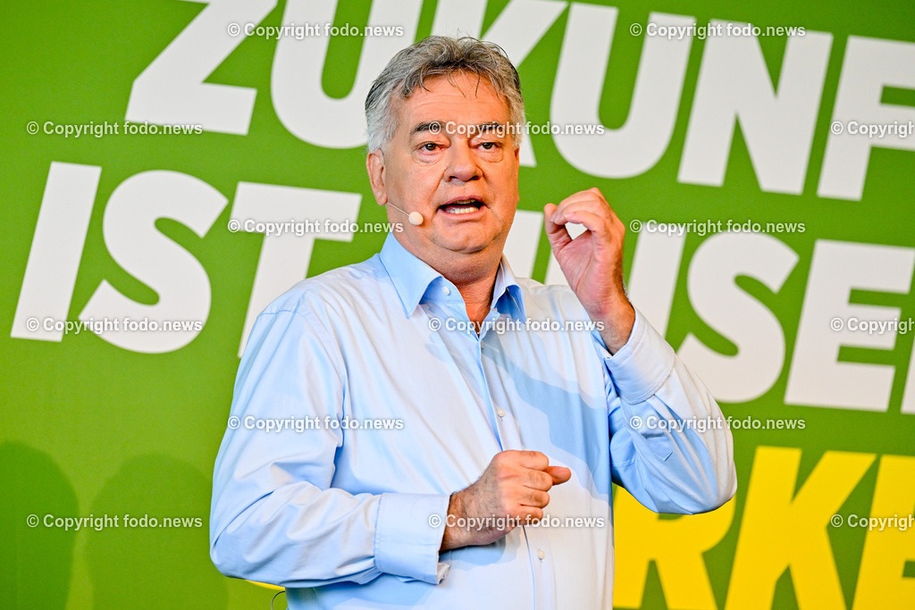 Landesversammlung der Gruenen Ooe 2023_ Zukunft ist unsere Staerke_ 21.10.2023-55 | 21.10.2023, Lentos Linz, AUT, Landesversammlung der Gruenen Ooe 2023, Zukunft ist unsere Staerke, im Bild Vizekanzler Werner Kogler (Die Gruenen, Vizekanzler, Kunst, Kultur, oeffentlichen Dienst und Sport)