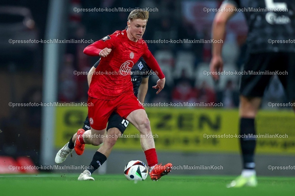 RWE09032501088 | 2025.03.09, Fußball, 3.Liga, Rot-Weiss Essen - SV Waldhof Mannheim, Stadion Hafenstraße, Saison 2024 2025: Julian Eitschberger (RWE #2) DFB regulations prohibit any use of photographs as image sequences and or quasi-video.
