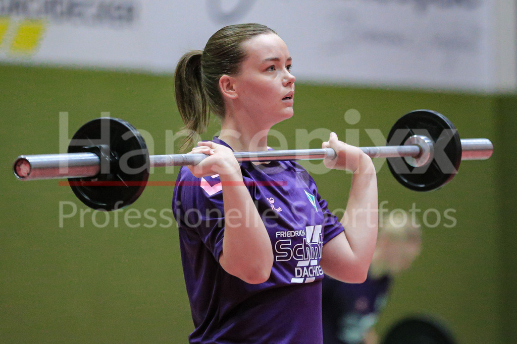 Handball, 2. Bundesliga Frauen, Training SV Werder Bremen | v.li.: Mathilda Häberle (SV Werder Bremen, 19) bei einer Übung, Trainingsübung